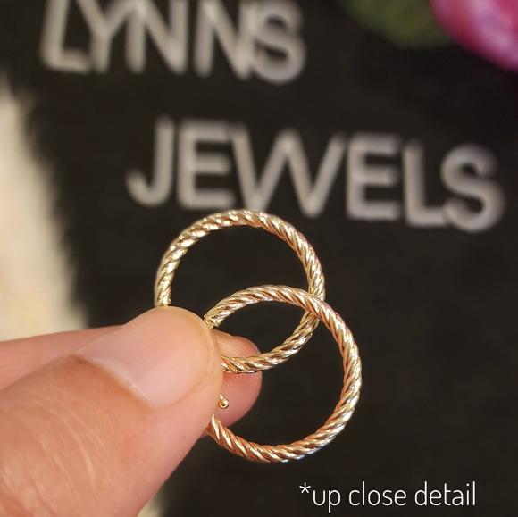 18K Real Saudi Gold Twisted Loop/ Hoop Earring - Picture 2 of 5